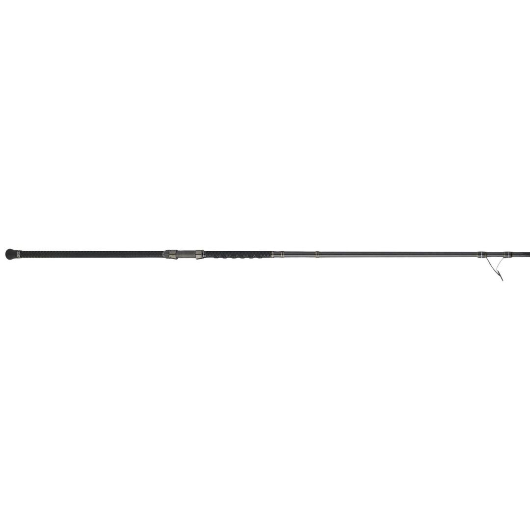 Une longue canne à pêche noire avec une poignée texturée, un porte-moulinet, des guides de ligne et une dragonne à l'extrémité, positionnée horizontalement sur un fond blanc.