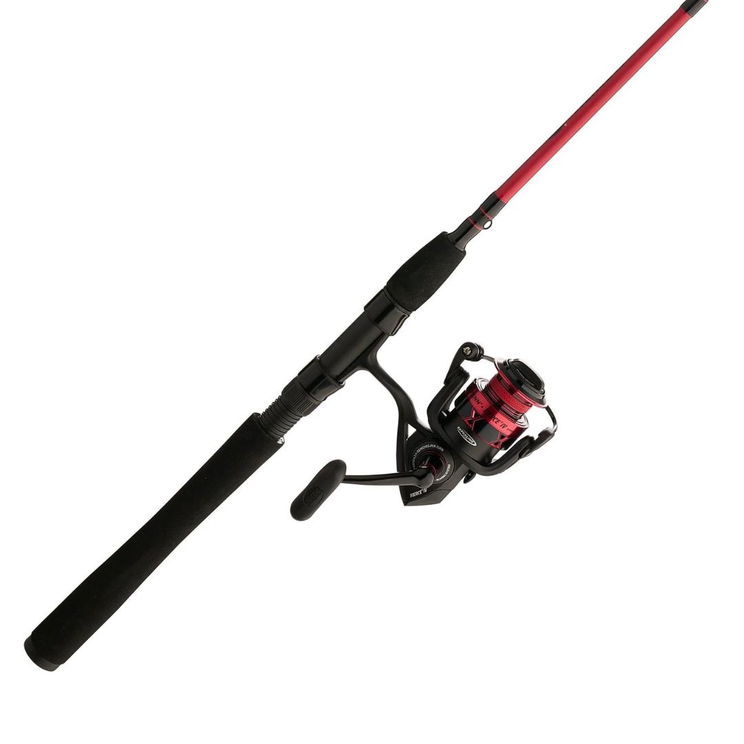 Ensemble canne à pêche et moulinet avec une poignée noire et un moulinet rouge et noir, sur fond blanc.