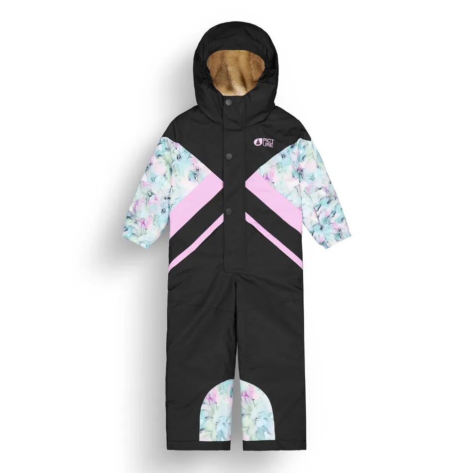 Combinaison de ski pour enfant avec capuche, de couleur noire avec motifs floraux pastel et rayures diagonales roses sur le devant. L'intérieur de la capuche est doublé de fourrure beige. La combinaison de ski a une fermeture à glissière et à bouton sur le devant.