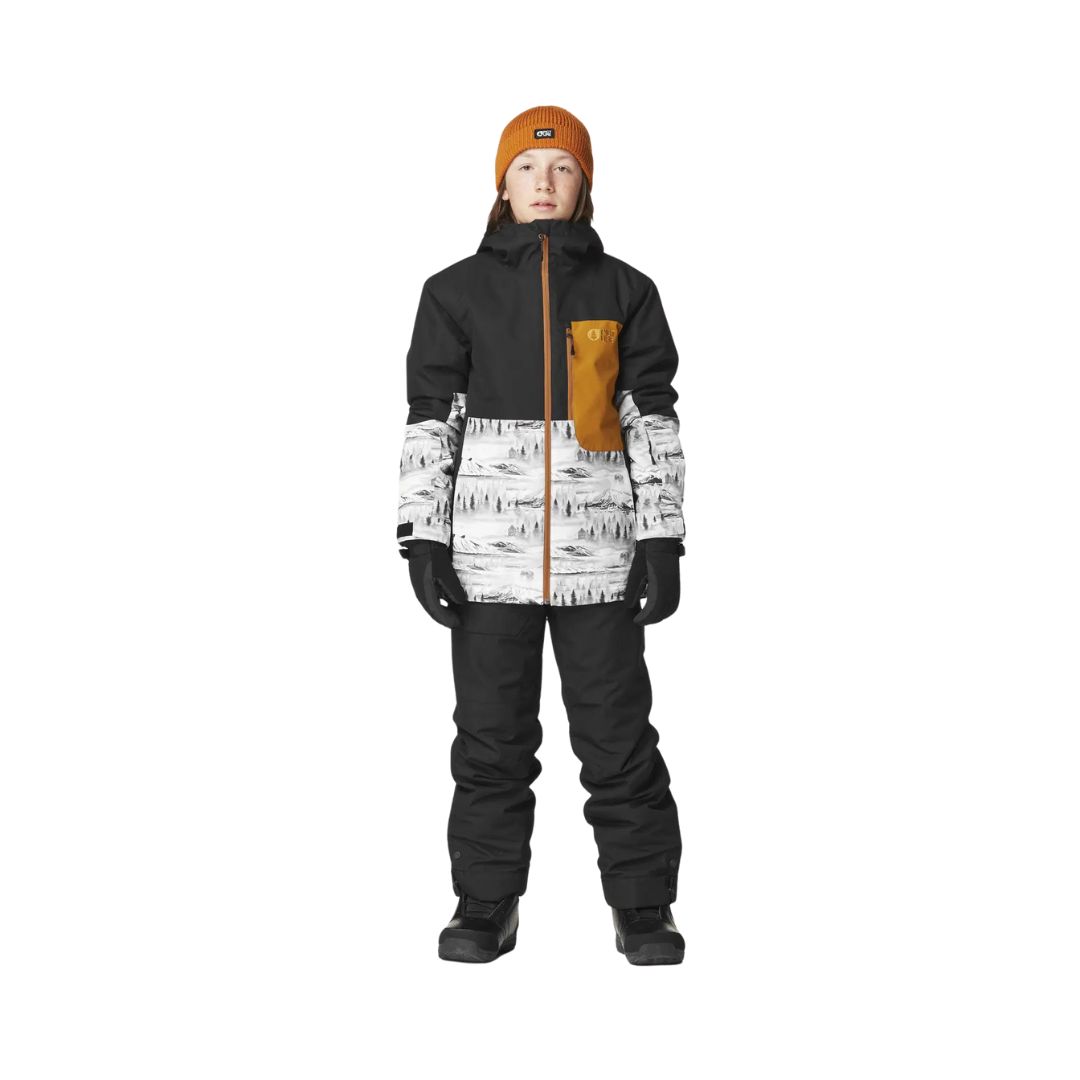 Un enfant est debout, de face, vêtu d'un pantalon TIME PANTS, d'une veste d'hiver noire, blanche et orange, de gants et de bottes noirs, et d'un bonnet orange, sur un fond blanc uni.