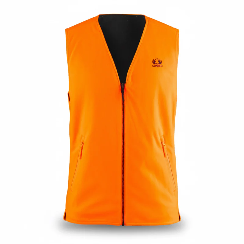 GILET DE SÉCURITÉ RÉVERSIBLE « BLAZE » de couleur orange vif, doté d'une fermeture éclair sur le devant, de deux poches latérales zippées et d'un petit logo représentant des bois de cerf sur la poitrine gauche. Présenté sur un fond blanc uni.