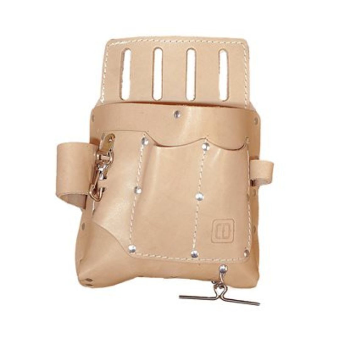 L'ÉTUI D'ÉLECTRICIEN CUIRS DESROCHERS EN CUIR VÉGÉTAL NATUREL est une pochette à outils en cuir fauve avec des rivets métalliques, de multiples fentes, un passant de ceinture, un rabat cousu et un petit crochet métallique au bas de la pochette.