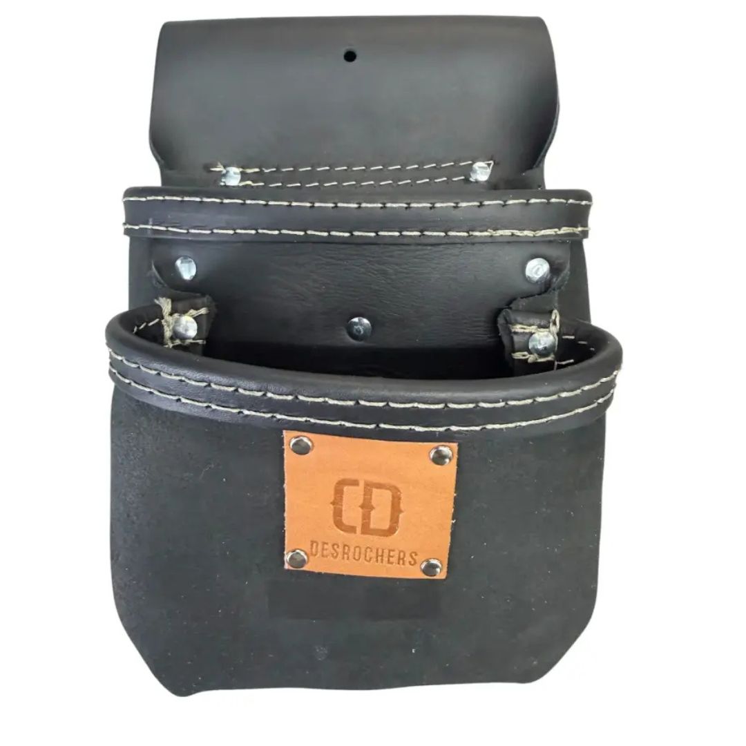 Le SAC À CLOUS CUIRS DESROCHERS 2 POCHES DM-347A est une pochette à outils en cuir noir avec des coutures blanches, deux poches et un écusson en cuir fauve sur le devant portant l'inscription "DESROCHERS" avec un logo.