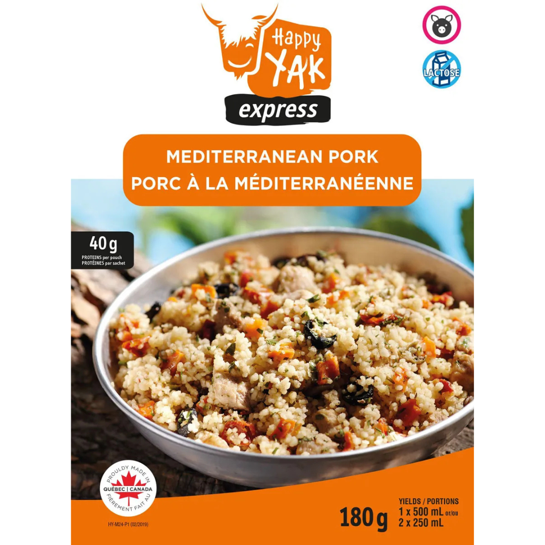 L'emballage du PORC À LA MÉDITERRANNÉEENNE de Happy Yak Express met en valeur un couscous cuit avec des légumes et des morceaux de porc. L'étiquette indique qu'il est sans lactose, qu'il pèse 180 g et qu'il donne deux portions.