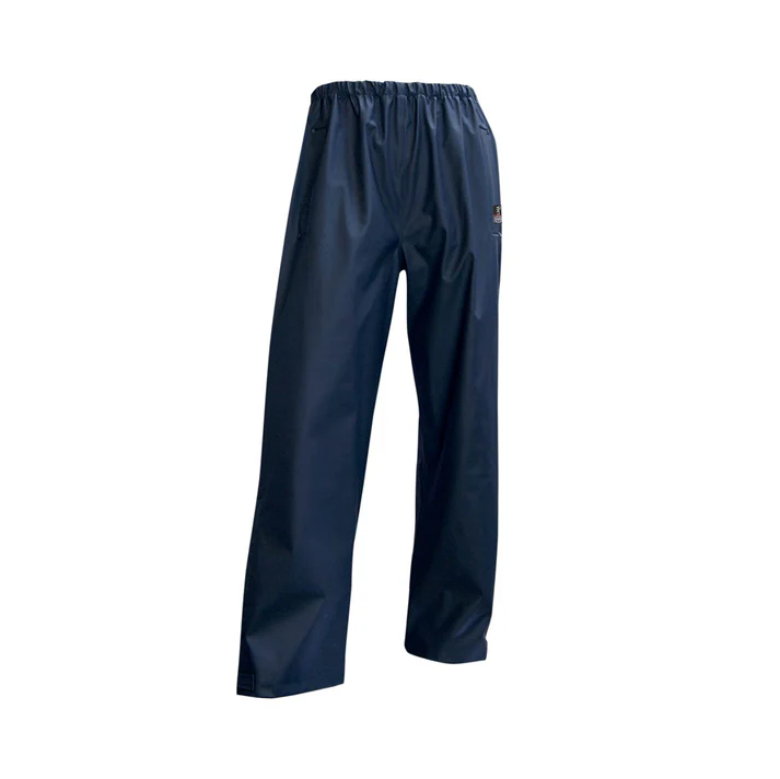 TONNERRE PANTALON DE PLUIE : Pantalon imperméable bleu marine avec jambes droites, ceinture élastique et petit logo sur la cuisse gauche, sur fond blanc.