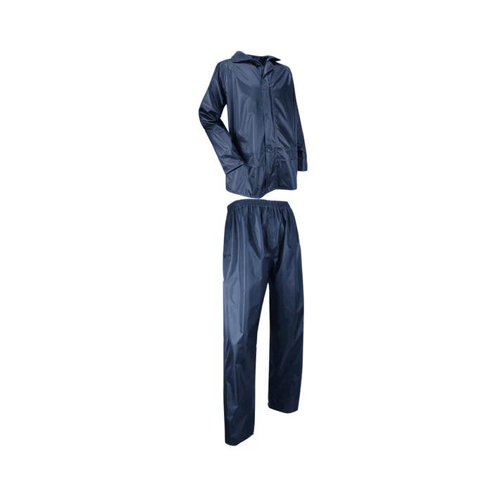 L'AVERSE ENSEMBLE DE PLUIE 2 MCX + CAPUCHE est un ensemble de pluie bleu marine composé d'une veste à manches longues avec col et capuche, et d'un pantalon assorti, sur fond blanc.