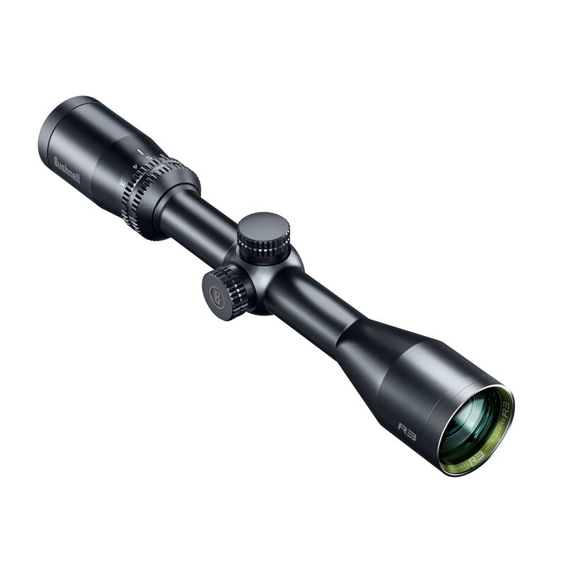Une lunette de visée noire avec des boutons de réglage et un objectif teinté en vert, incliné pour montrer le côté et l'avant. La lunette présente une finition mate et des détails précis.