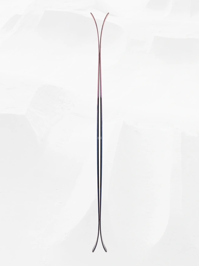 Une paire de skis longs et élégants au design minimaliste et à la surface lisse et claire. Les pointes des skis sont légèrement courbées vers le haut et l'apparence générale est élégante et épurée.
