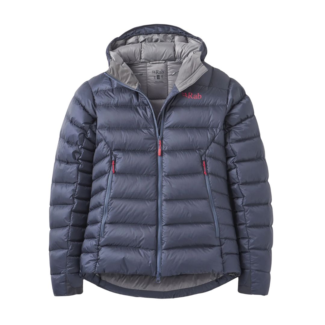 La MANTEAU EN DUVET À CAPUCHON RAB ELECTRO PRO POUR FEMME est une veste polaire à capuche bleu marine avec une fermeture à glissière sur le devant, deux poches latérales à glissière, une doublure intérieure grise, un matelassage horizontal et la marque "Rab" sur la poitrine.