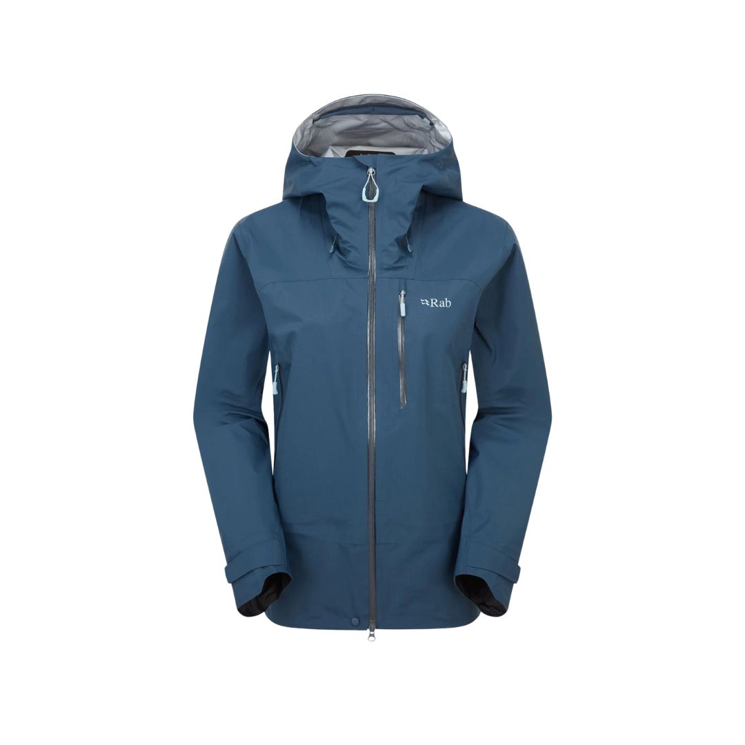 La MANTEAU IMPERMÉABLE RAB FIREWALL MOUNTAIN POUR FEMME est une veste imperméable à capuche de couleur bleue avec une fermeture à glissière sur le devant, une poche zippée sur la poitrine et le logo Rab sur la poitrine gauche, sur un fond blanc uni.