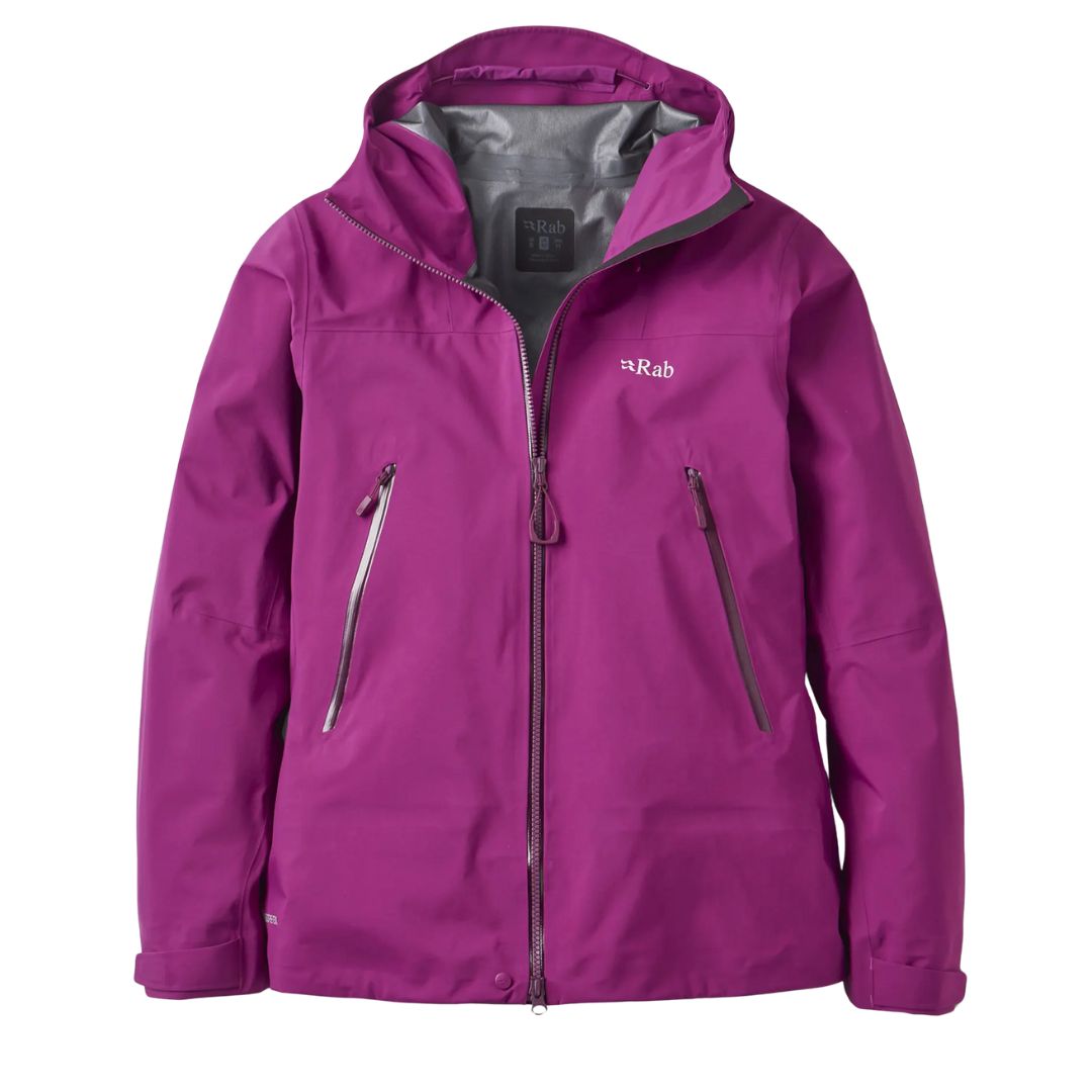 La COQUILLE RAB KANGRI GORE-TEX POUR FEMME est une veste imperméable de couleur magenta avec une capuche, une fermeture à glissière sur le devant, deux poches zippées sur la poitrine, une doublure intérieure grise et une marque subtile sur la poitrine gauche.