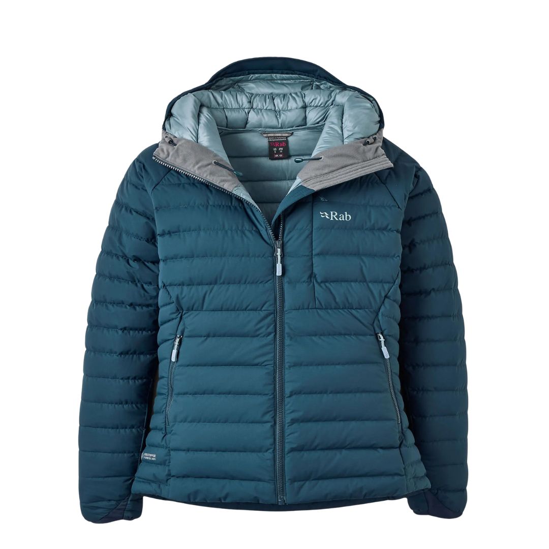 La MICROLIGHT WINDSTOPPER HOODY WMNS est une veste polaire sarcelle avec une capuche, une doublure grise, une fermeture à glissière sur le devant, deux poches latérales zippées et le logo Rab sur la poitrine gauche.