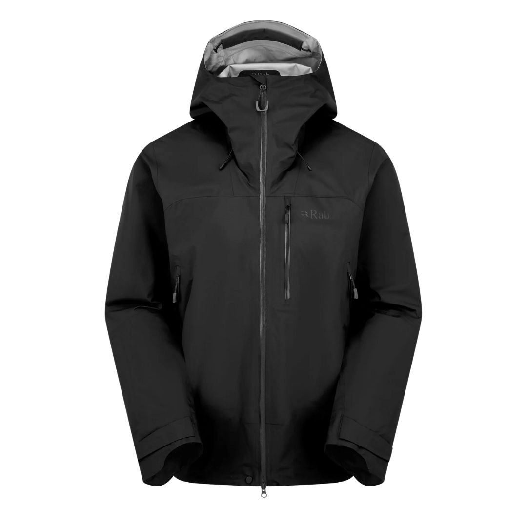 La veste FIREWALL MOUNTAIN JACKET est une veste noire, à capuche et imperméable, dotée d'une fermeture à glissière sur le devant, d'une poche zippée sur la poitrine et de deux poches latérales, le tout sur fond blanc.