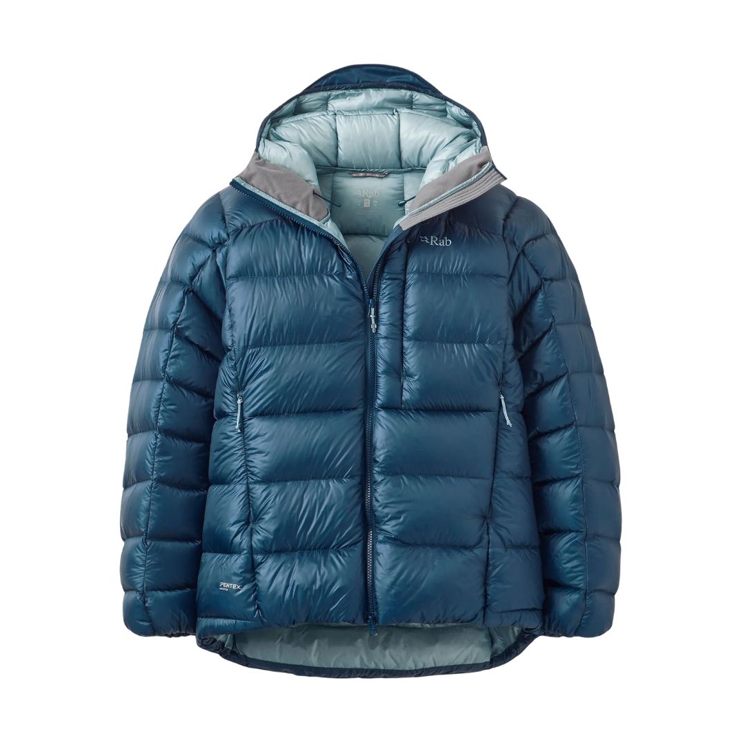 Le MANTEAU EN DUVET RAB MYTHIC ULTRA POUR FEMME est une veste à capuche bouffante de couleur bleue, avec une doublure bleu clair, une fermeture à glissière sur le devant et deux poches latérales, sur fond blanc.