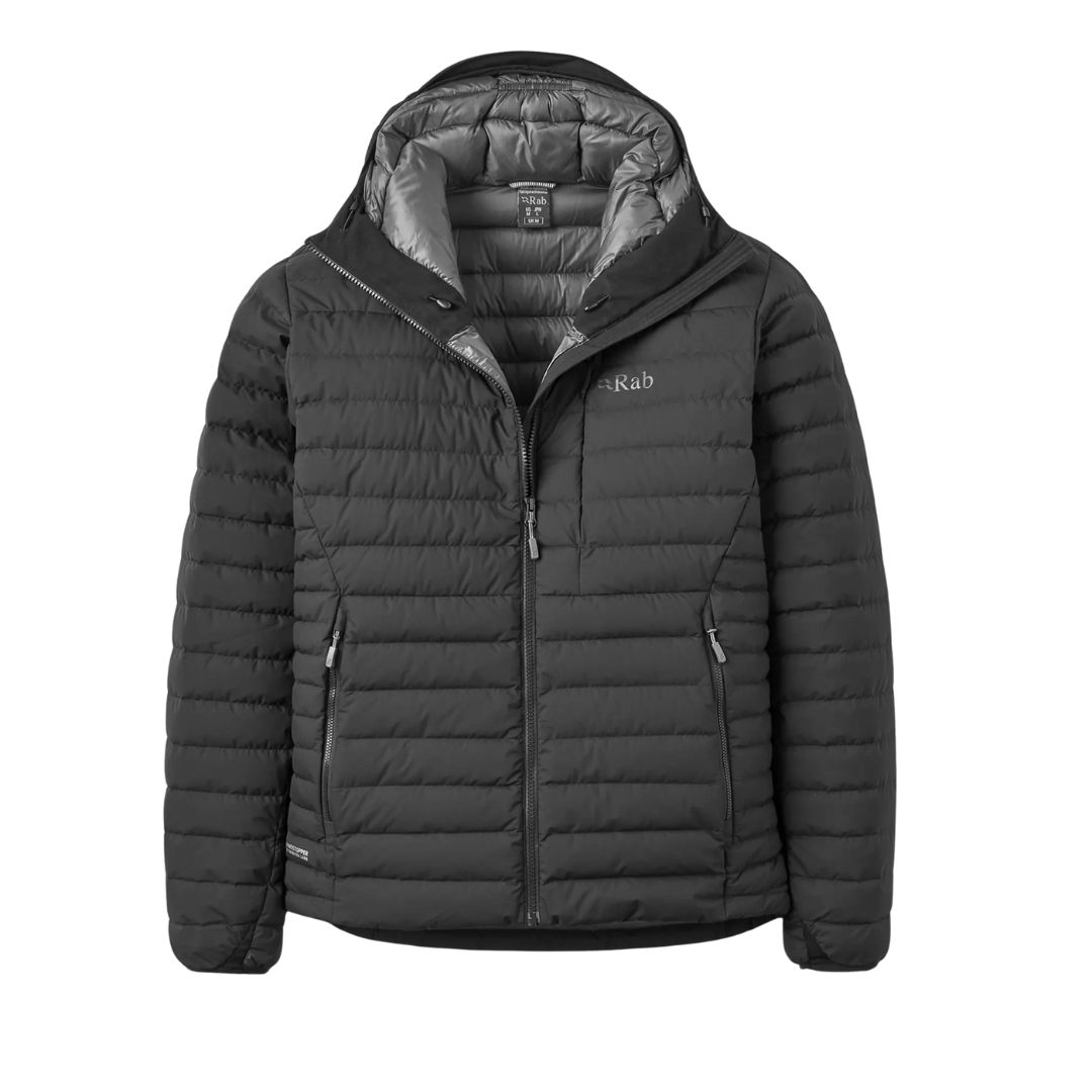 Le MANTEAU EN DUVET AVEC CAPUCHON RAB MICROLIGHT WINDSTOPPER POUR HOMME est une veste polaire noire avec une capuche, une doublure intérieure grise, des poches zippées visibles et le logo Rab sur la poitrine, sur fond blanc.