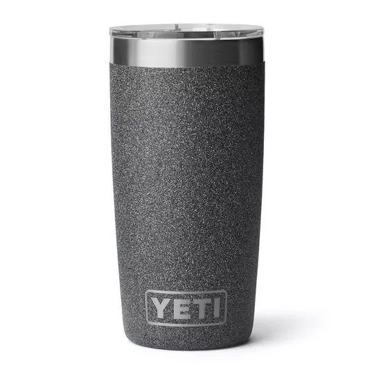 Le gobelet isotherme YETI Rambler 10 oz en gris foncé texturé, doté d'un couvercle transparent et du logo YETI près de la base, se tient debout sur un fond blanc.