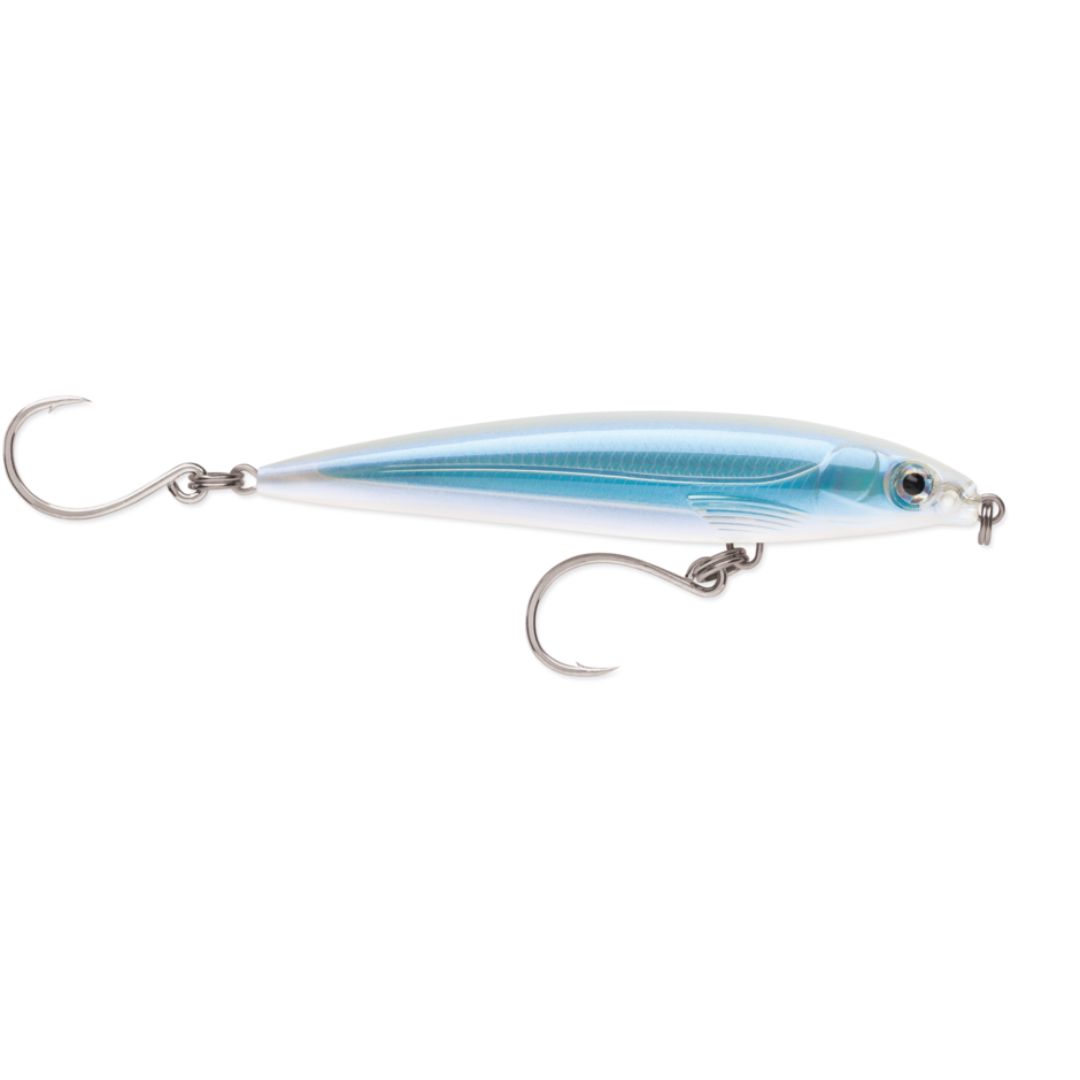 Un leurre de pêche bleu et blanc en forme de petit poisson, doté de deux gros hameçons métalliques et d'un détail oculaire réaliste.