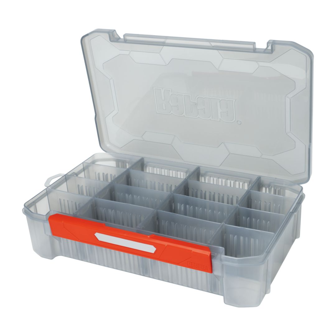 Boîte d'organisation en plastique transparent avec un couvercle à charnière, plusieurs petits compartiments à l'intérieur et un loquet rouge sur le devant pour une fermeture sûre.