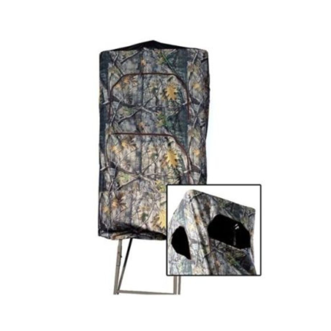 Un affût de chasse camouflé avec des motifs de feuilles et de branches, doté de deux fenêtres triangulaires pour l'observation. Un encart montre un gros plan des ouvertures de la fenêtre dans le tissu camouflage.