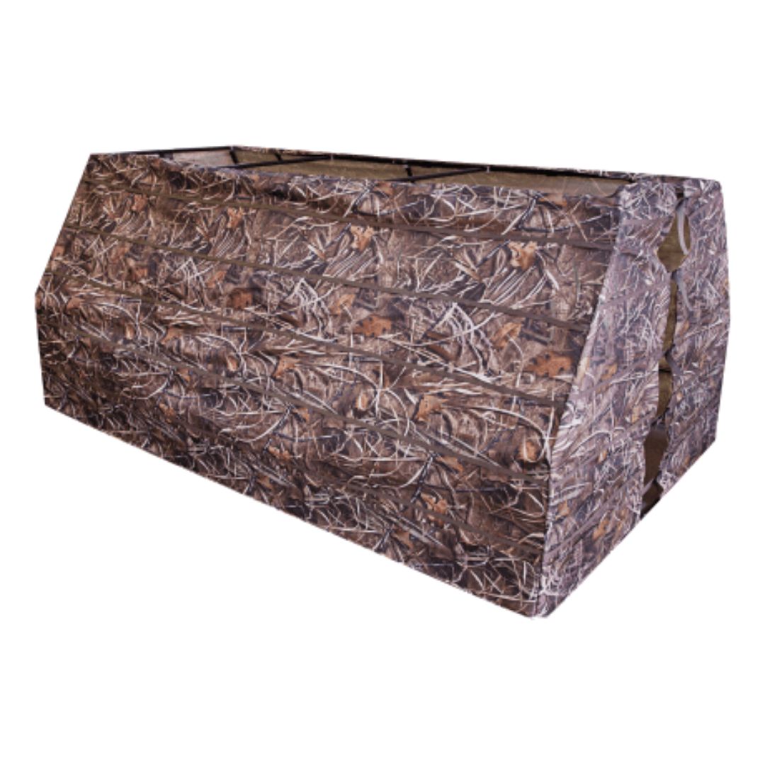 Cache de chasse rectangulaire recouvert d'une toile de camouflage, avec un toit incliné et des ouvertures circulaires sur un côté pour l'observation ou la visée.