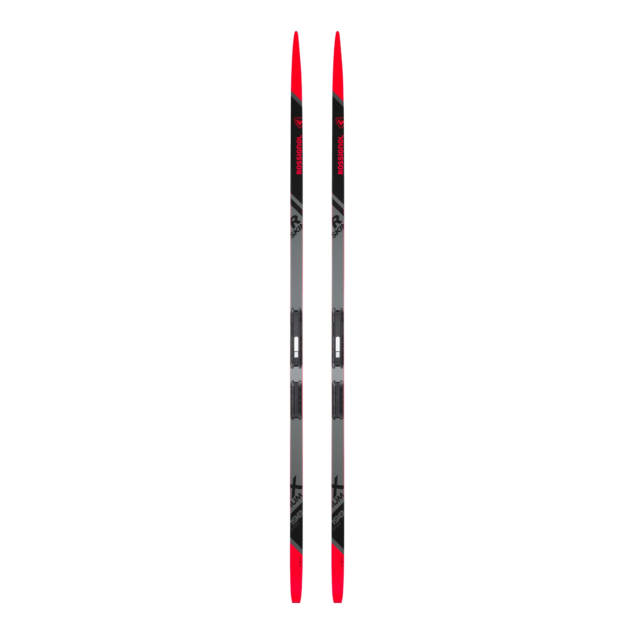 Les skis de fond X-IUM R-SKIN présentent un design gris et noir avec des pointes et des queues rouge vif, présentées côte à côte sur un fond blanc.