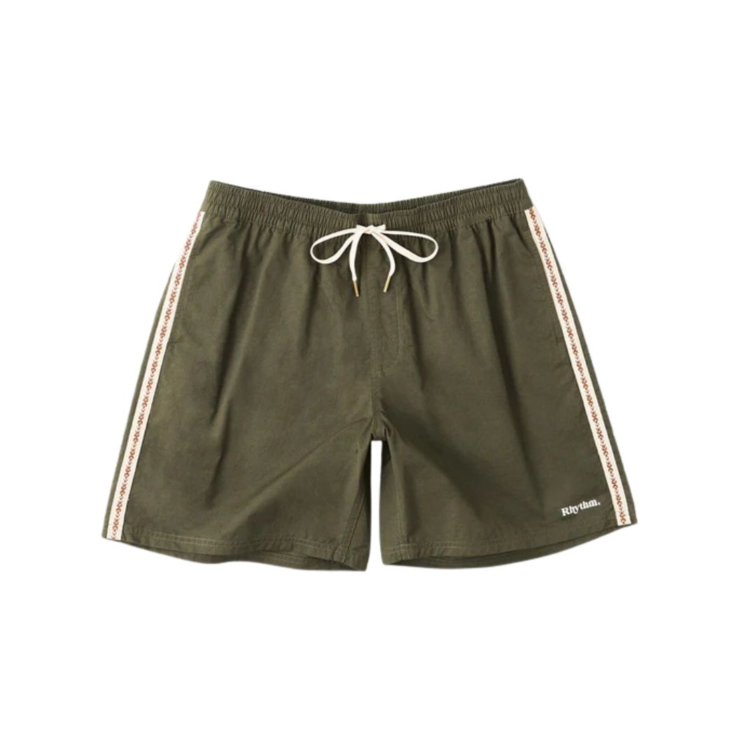 Le CLASSIC BEACH SHORT se caractérise par une couleur vert olive, une taille élastique, un cordon de serrage blanc, des bandes latérales à motifs rouges et un petit logo blanc sur la partie inférieure de la jambe gauche ; présenté à plat sur un fond blanc.
