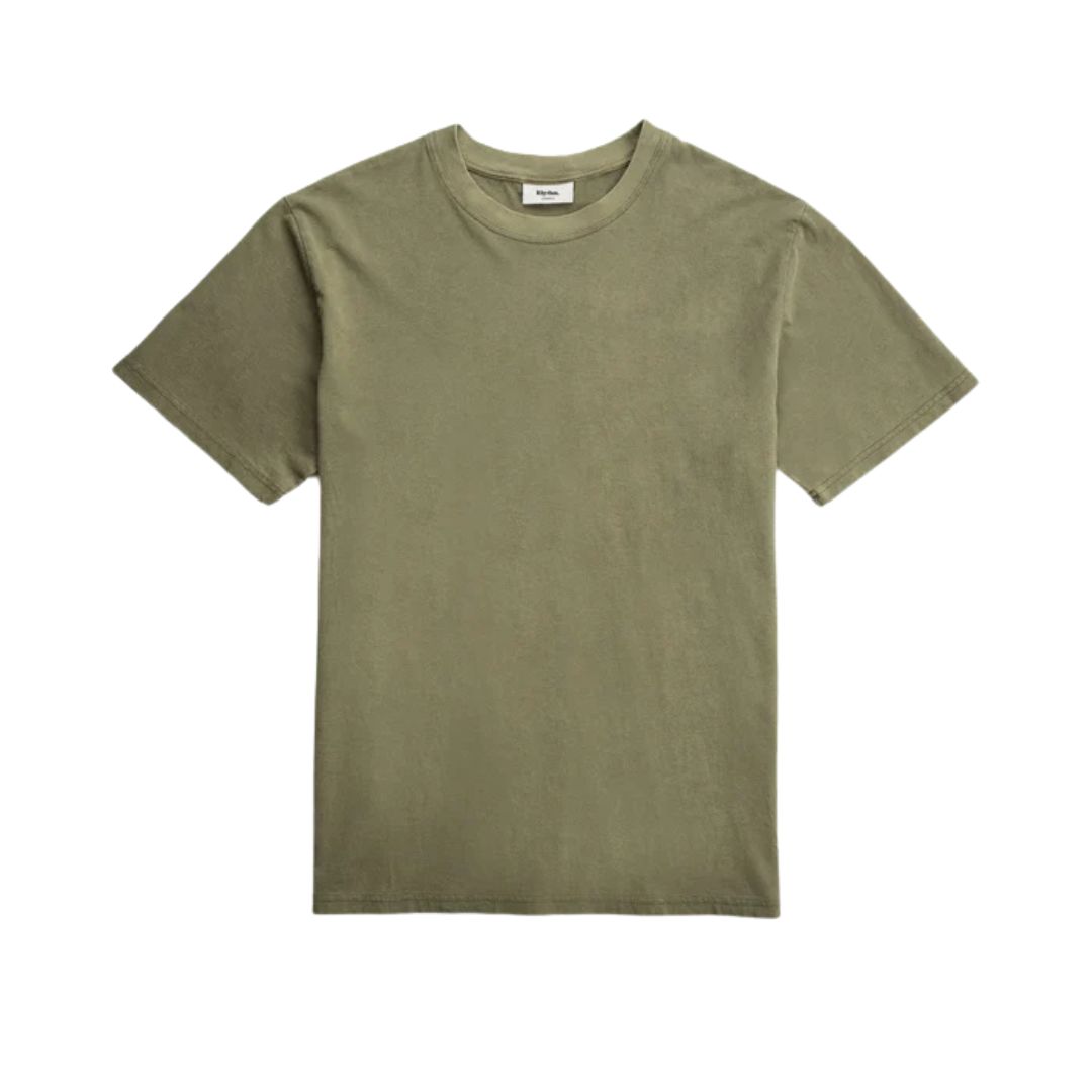 Le CLASSIC VINTAGE TEE, un t-shirt à manches courtes et à col ras du cou de couleur vert olive, est représenté à plat sur un fond blanc.
