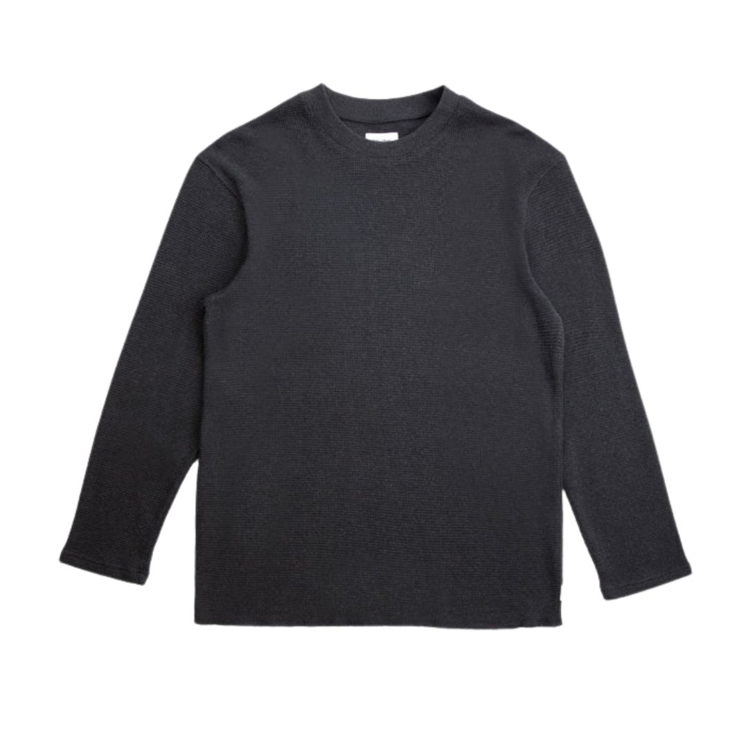 Une chemise noire à manches longues et à col ras du cou en tricot WAFFLE CLASSIC est posée à plat sur un fond blanc.