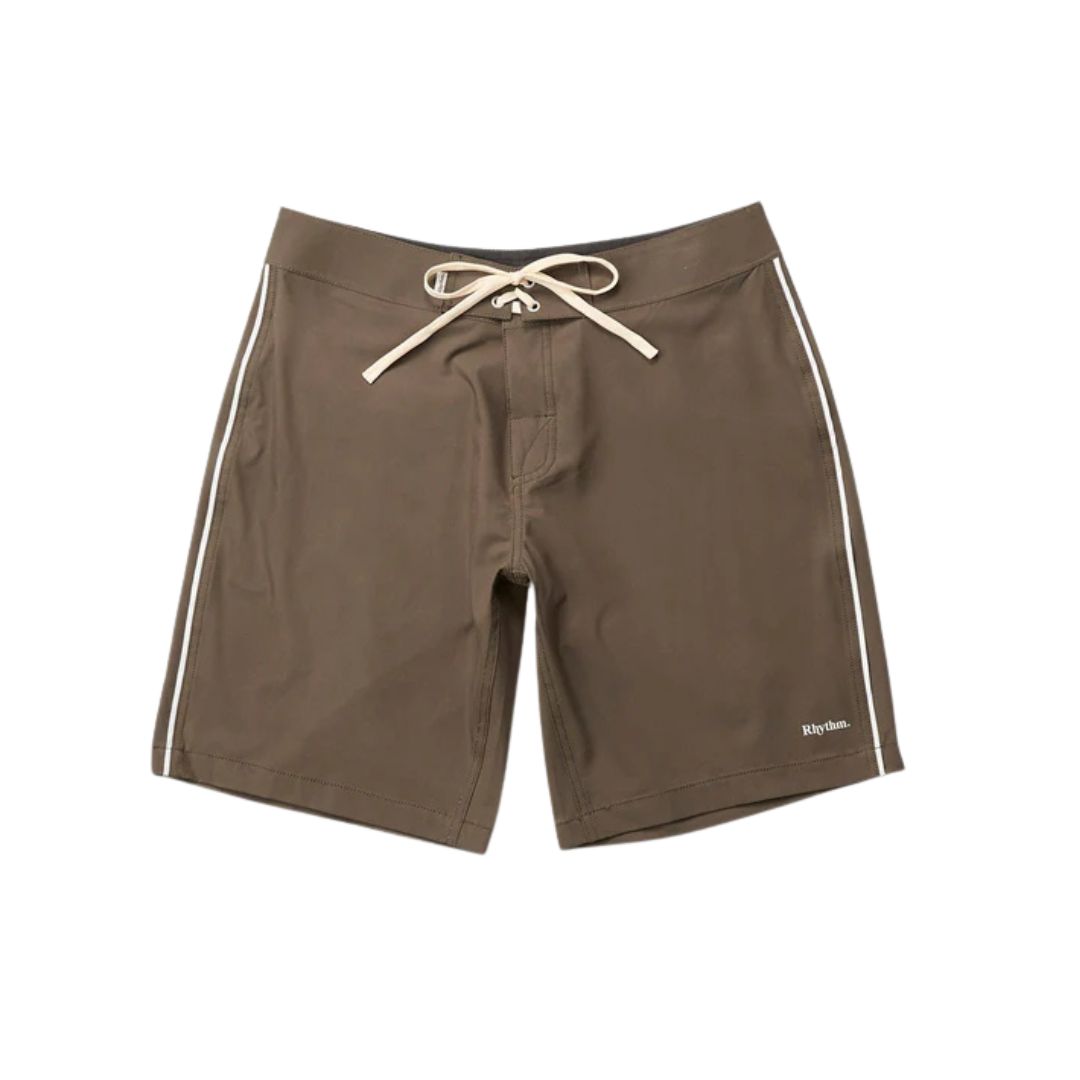 Short de surf ESSENTIAL TRUNK marron avec un cordon de serrage crème à la taille, des bandes latérales blanches et un petit logo blanc sur la partie inférieure de la jambe gauche, sur fond blanc.