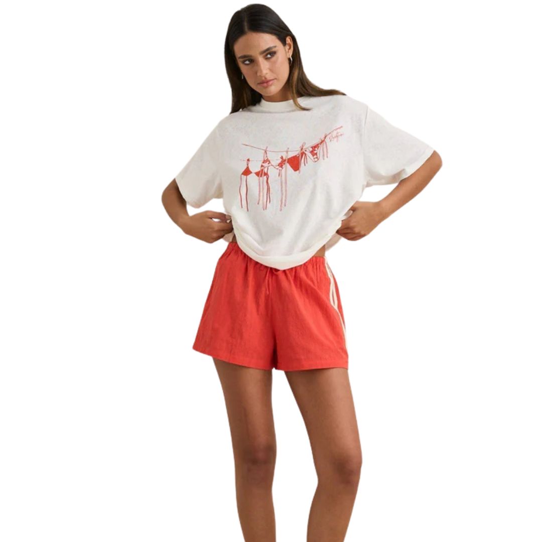 Une femme pose pour une photo en portant le short ISADORA.