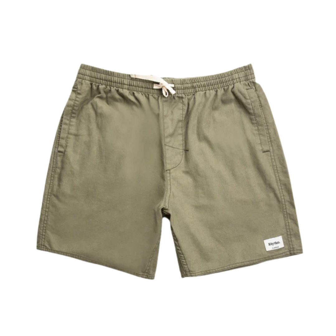 Le CLASSIC LINEN JAM est un short à cordon de serrage vert olive doté de poches latérales et d'un petit écusson rectangulaire blanc près de l'ourlet gauche.
