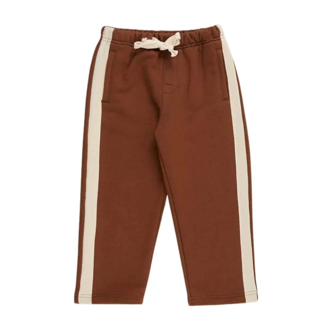 PANTALON DE SPORT VINTAGE À RAYURES POUR ENFANTS, de couleur marron, doté d'une taille élastiquée avec un cordon de serrage blanc, de larges rayures blanc cassé sur les côtés, de poches latérales et d'une coupe droite.