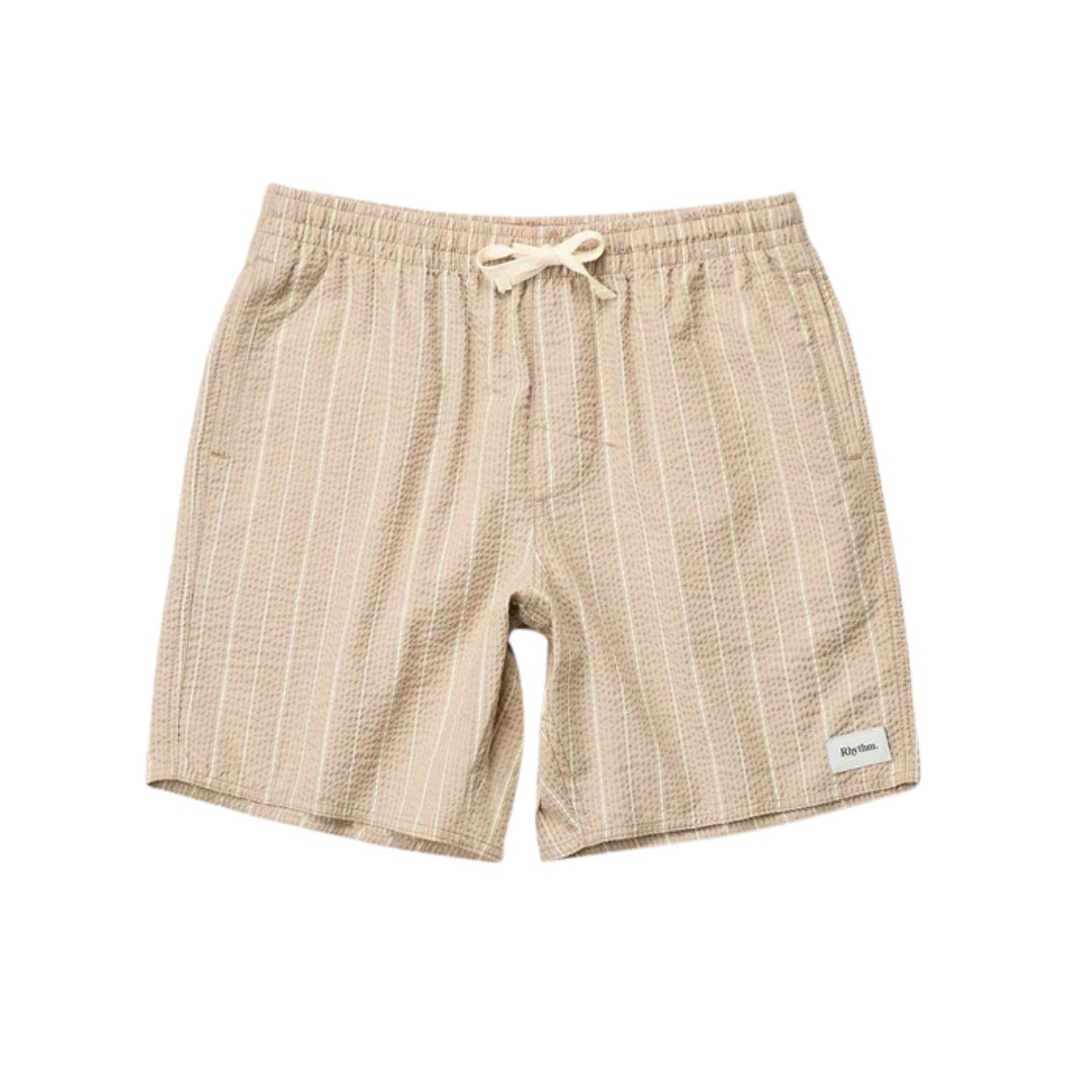 Le SHORT JAM À RAYURES RHYTHM SEERSUCKER POUR HOMME présente des rayures verticales beiges, une taille élastique avec un cordon de serrage blanc, des poches latérales, une coupe décontractée et une petite étiquette blanche sur le bas de la jambe gauche, près de l'ourlet.