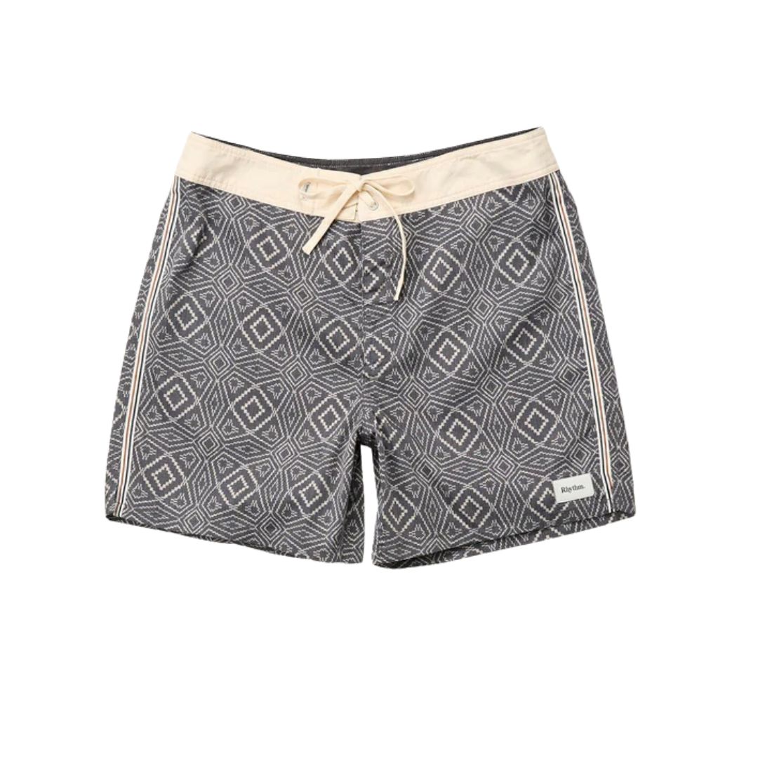 Le pantalon MOSAIC HERITAGE TRUNK présente un motif géométrique à losanges gris et blancs, avec une ceinture beige, un cordon de serrage et des passepoils latéraux. Une petite étiquette blanche est cousue sur la jambe gauche, près de l'ourlet.