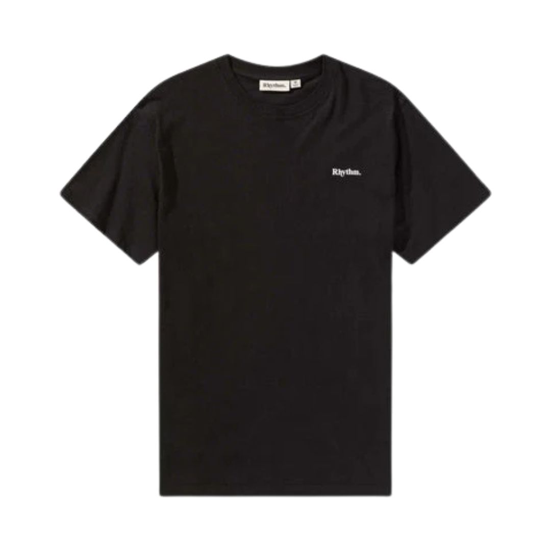 Le T-SHIRT RHYTHM BRAND POUR HOMME est un tee-shirt noir à manches courtes avec un petit logo blanc "Rhythm." sur la poitrine gauche, sur fond blanc.