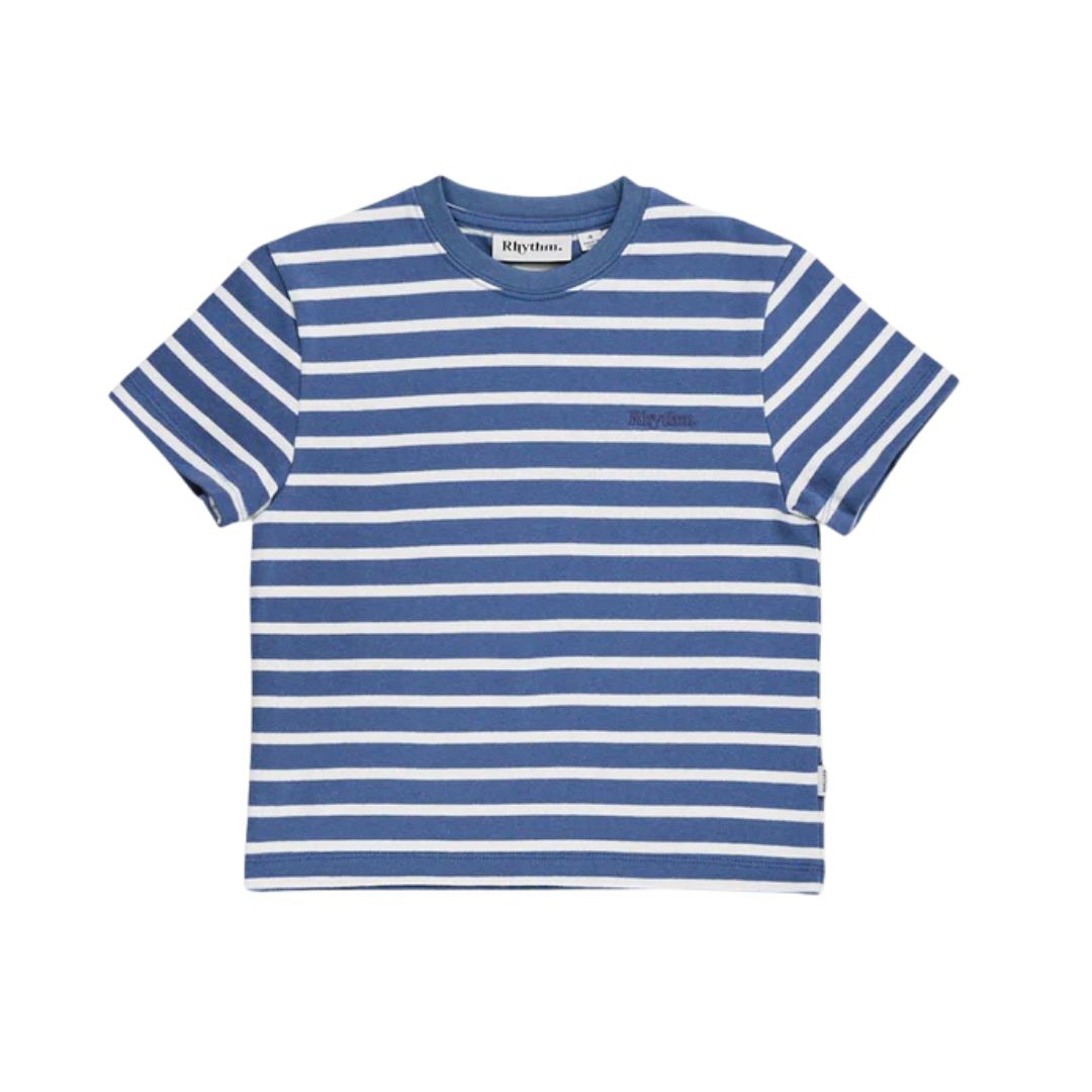 Le T-SHIRT KIDS CHASM SS est un t-shirt à manches courtes à rayures horizontales bleues et blanches, présenté à plat, doté d'une encolure ronde et d'une petite étiquette dans le col portant le nom de la marque « Rhythm ».