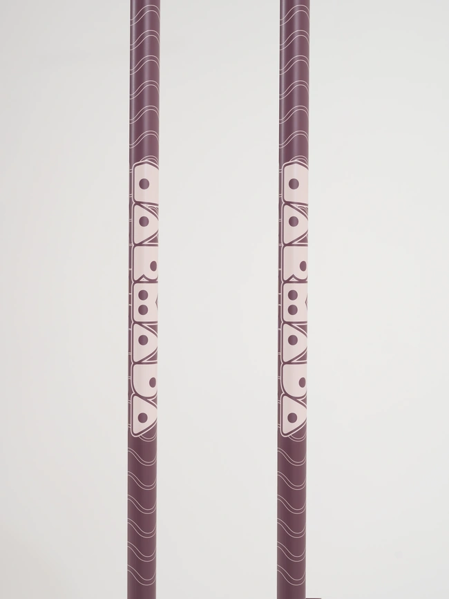 Deux objets allongés et verticaux aux motifs marron et blanc sur fond clair. Le design présente des formes et des lignes abstraites disposées dans un style moderne et artistique.
