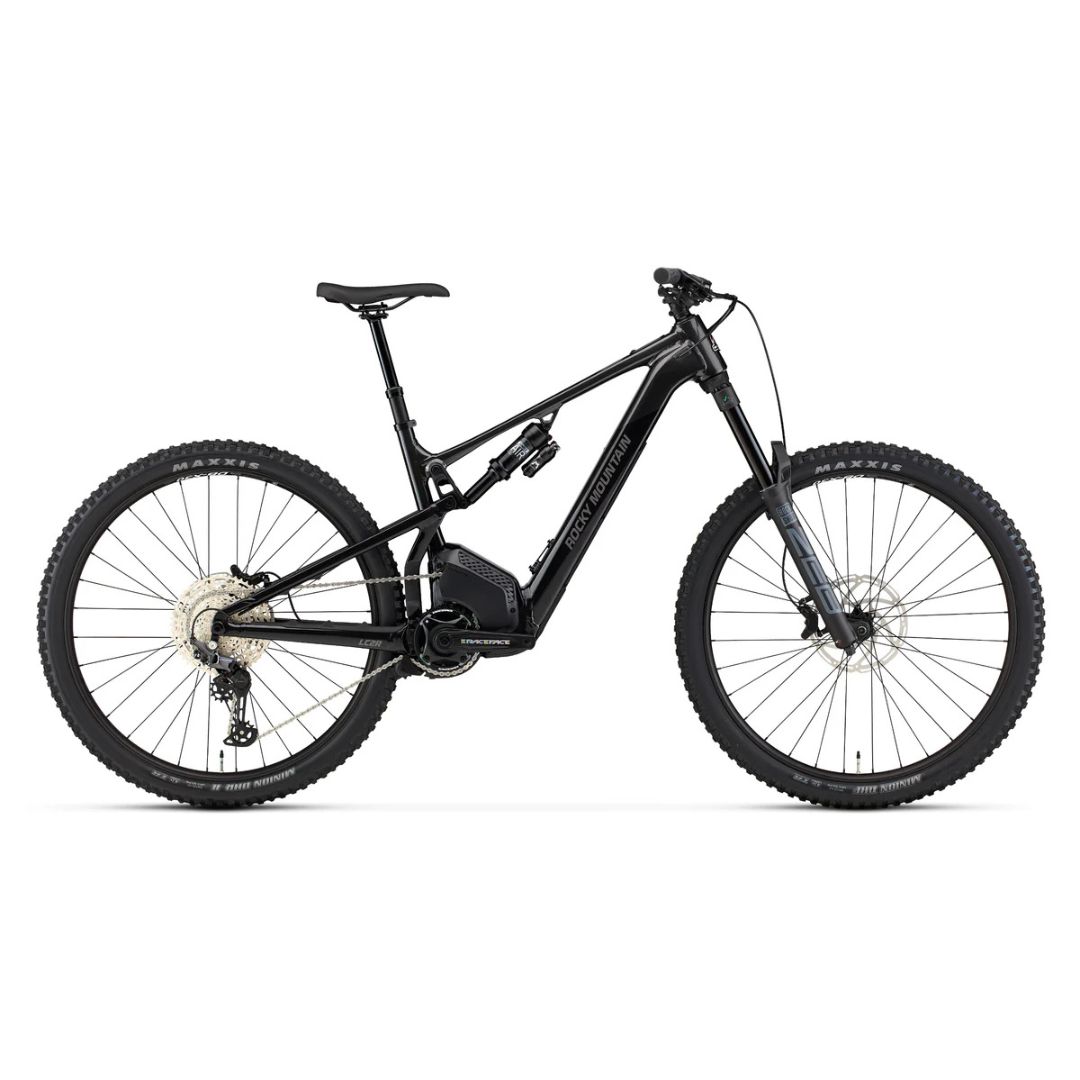 L'ALTITUDE POWERPLAY A30 est un VTT électrique tout suspendu de couleur noire, équipé de pneus larges, d'une batterie visible intégrée au cadre, de freins à disque et d'une structure robuste. Il est photographié de profil sur fond blanc.