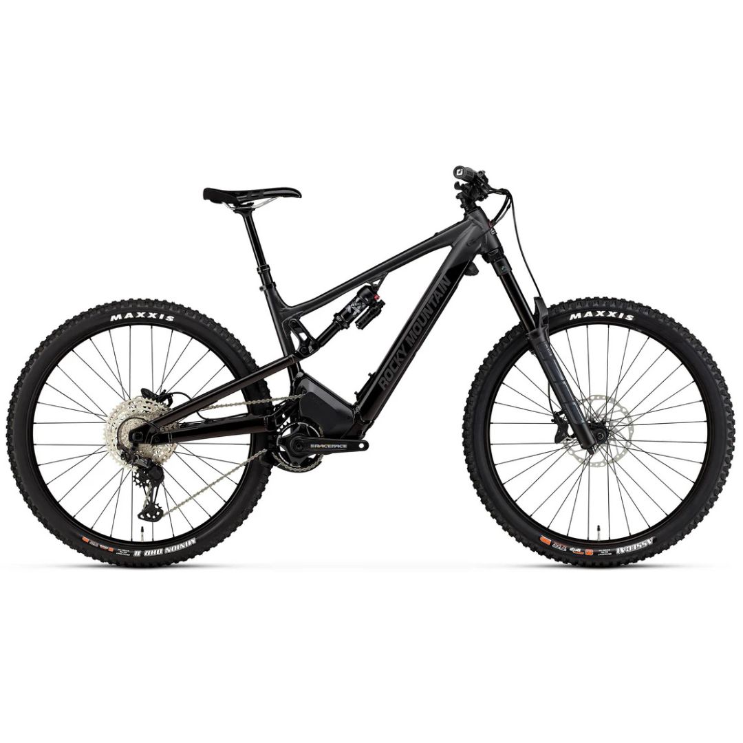VTT tout suspendu ALTITUDE POWERPLAY A50 de couleur noire, équipé de pneus larges, de freins à disque, d'un guidon plat et de composants de suspension apparents, présenté de profil sur fond blanc.