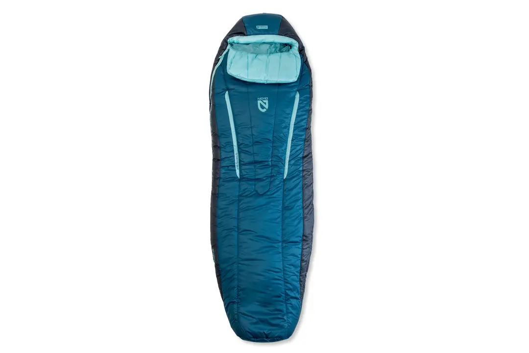 Un sac de couchage momie bleu et bleu sarcelle avec une capuche, conçu pour une utilisation en extérieur ou en camping, présenté à plat sur un fond blanc.