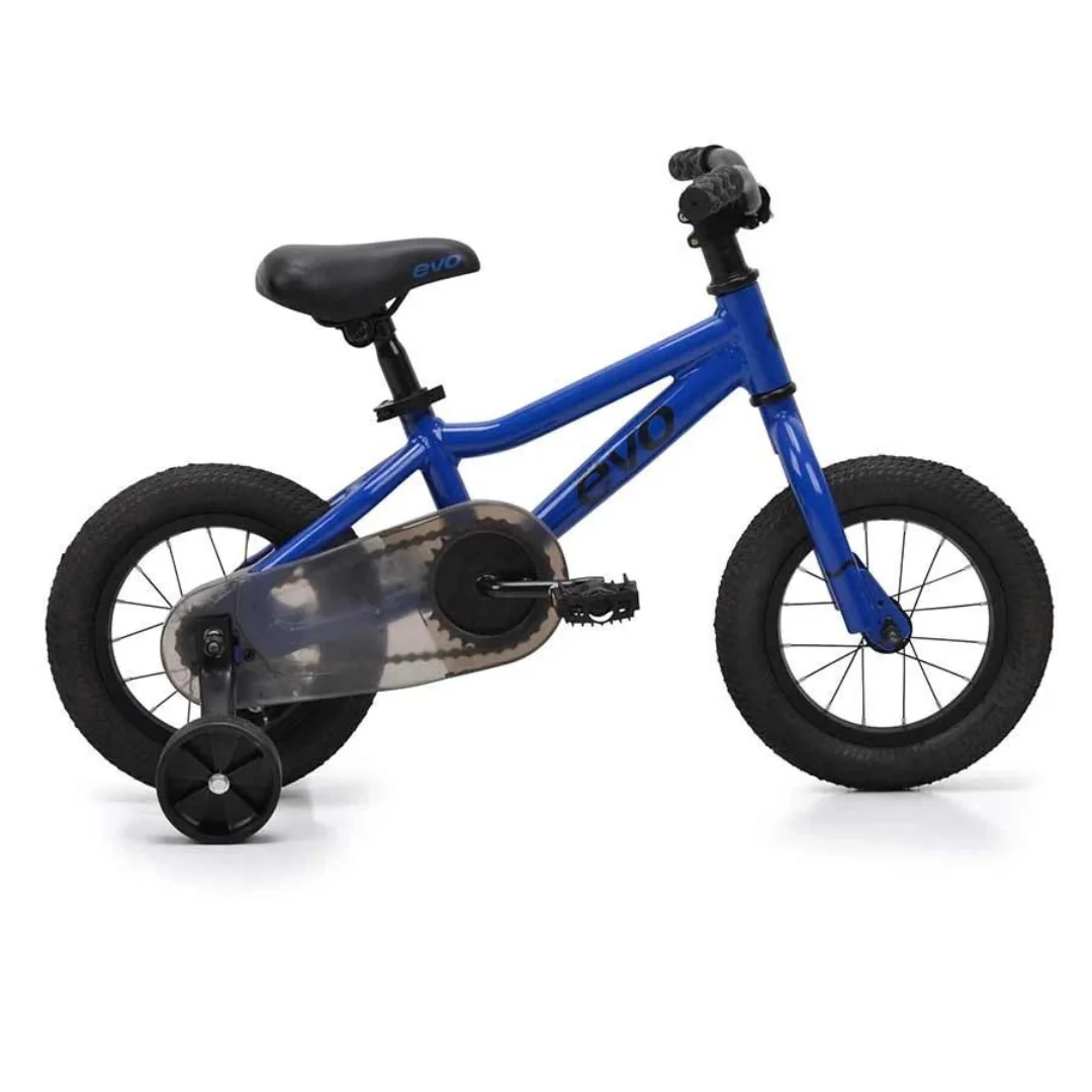 Un petit vélo bleu pour enfant avec des roues d'entraînement noires, une selle noire et un guidon, présenté de côté sur fond blanc.