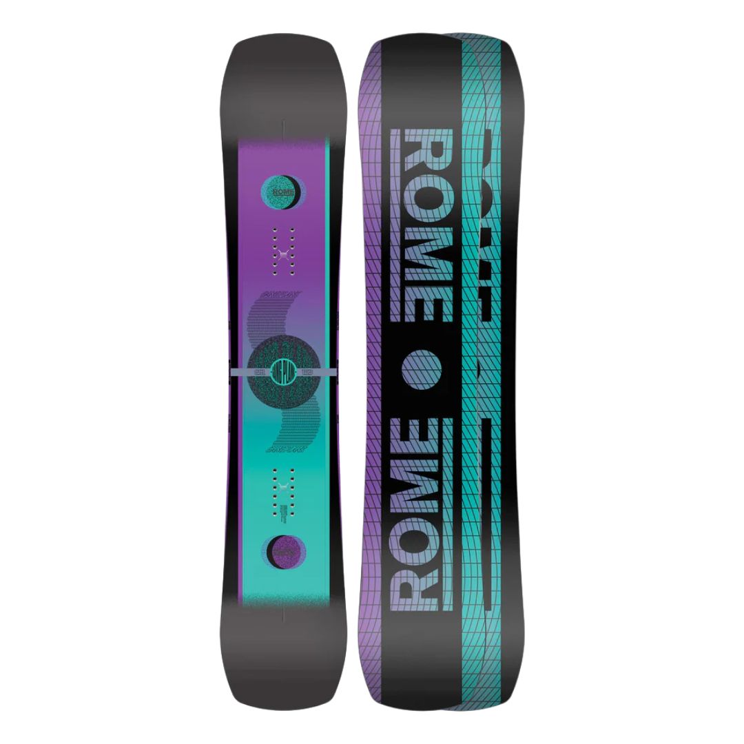 Le snowboard PLANCHE À NEIGE ROME GANG PLANK est représenté avec un motif géométrique violet et sarcelle d'un côté et "ROME" en lettres grasses avec un graphique circulaire de l'autre, sur un fond blanc.