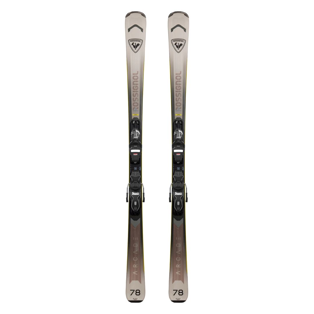 Les skis ARCADE 78 XP10 de Rossignol sont dotés de fixations, d'un design épuré gris et noir, du modèle "78" près des spatules et du logo Rossignol sur le dessus de chaque ski.