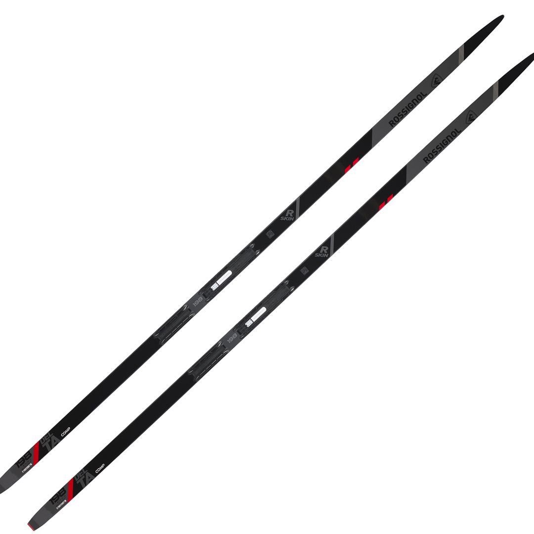 Une paire de skis de fond SKI DE FOND ROSSIGNOL DELTA COMP R-SKIN en noir avec des accents rouges et gris, présentant le logo et la marque Rossignol sur fond blanc.