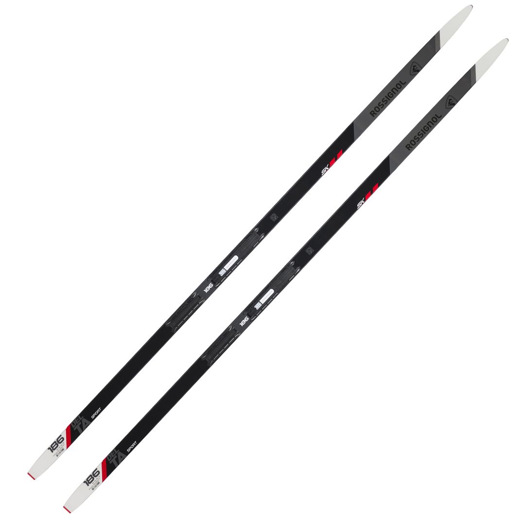 Une paire de skis de fond SKI DE FOND DE COURSE ROSSIGNOL DELTA SPORT SKATING en noir, blanc et rouge, présentés côte à côte sur un fond blanc.