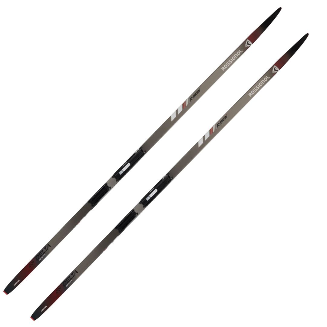 Une paire de skis de fond SKI DE FOND ROSSIGNOL DELTA SPORT R-SKIN en noir et gris avec des accents rouges est présentée côte à côte sur un fond blanc.