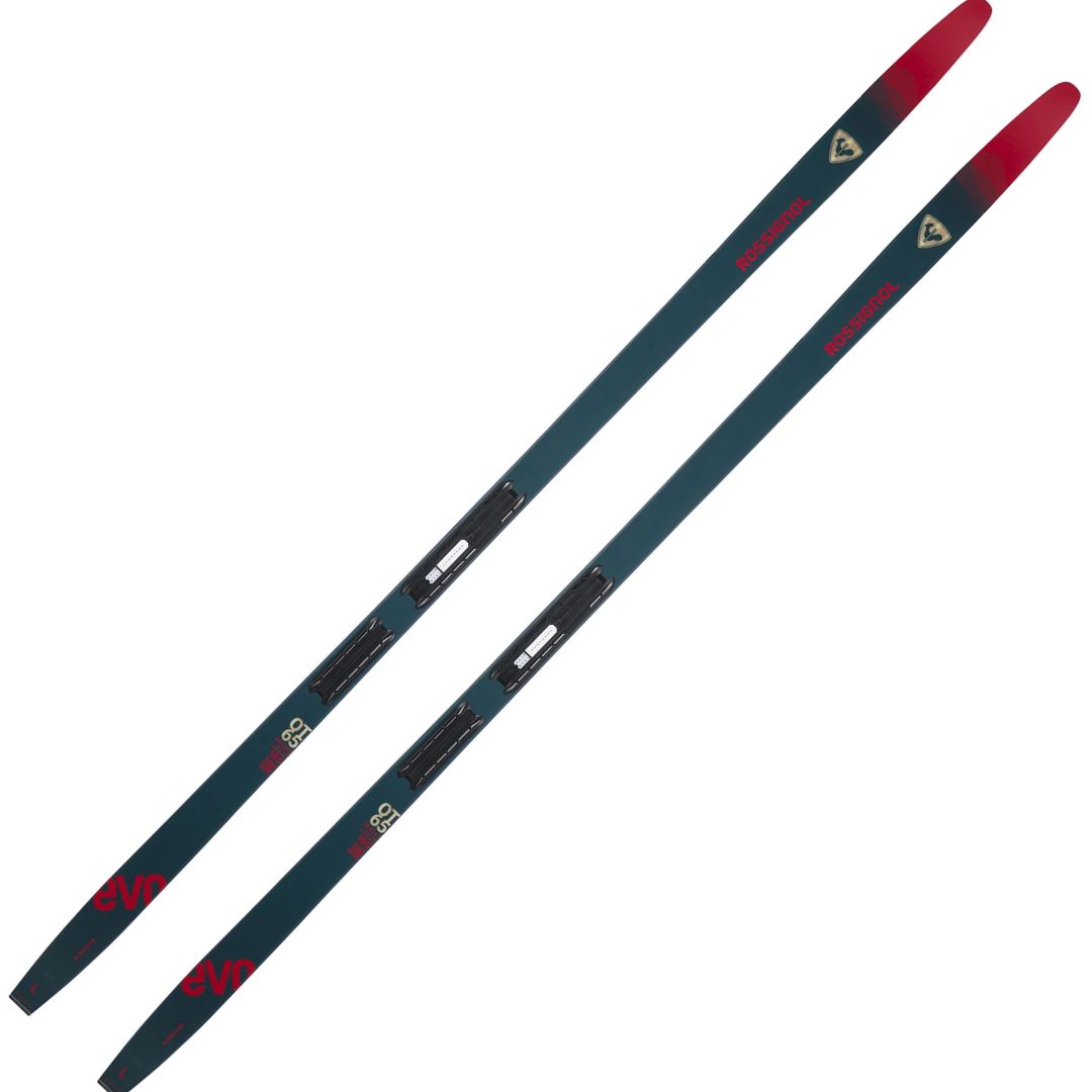 Une paire de skis de fond EVO OT65 PSTRK IFP CTRL STP-IN bleu foncé avec des pointes rouges, des fixations noires, et des logos et textes blancs et rouges près des pointes et des queues.