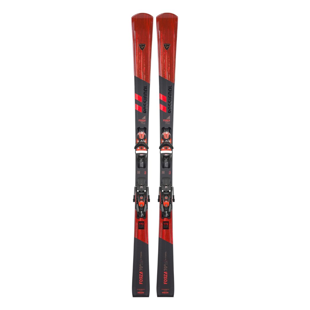 Une paire de skis FORZA 70 V-TI K SPX14 rouge et noir se tient debout côte à côte, avec des fixations, des logos de marque, un texte épuré et un design moderne.
