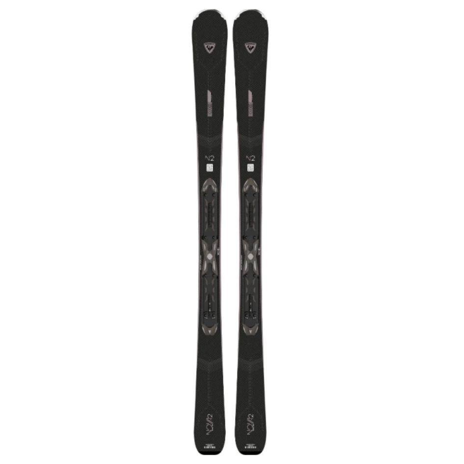 Paire de skis noirs avec fixations, au design épuré et au marquage discret sur le dessus. Les skis sont placés côte à côte sur un fond blanc uni.