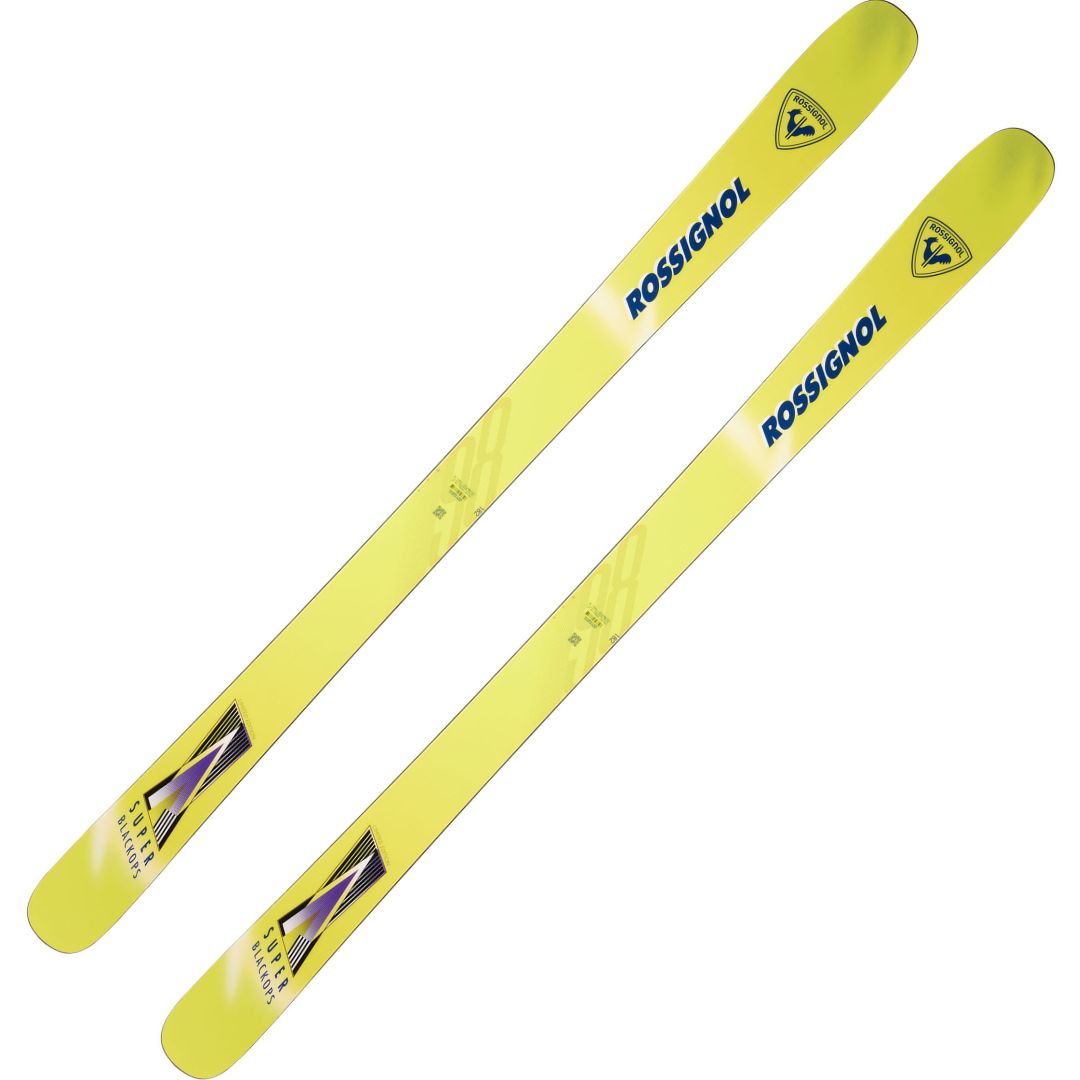 Une paire de skis SUPER BLACKOPS OPEN de couleur jaune vif, avec des logos bleus et des accents graphiques noirs près des pointes, présentés en diagonale sur un fond blanc.
